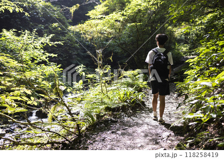 登山をする男の子 118258419