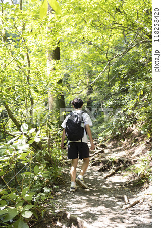 登山をする男の子 登山をする男の子 118258420