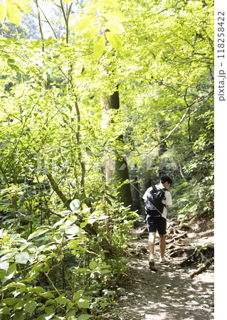 登山をする男の子 登山をする男の子 118258422