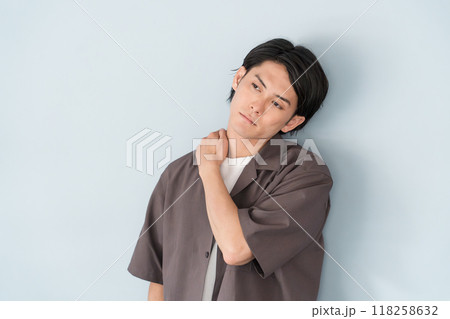 オーバーサイズシャツの男性モデル（目線・目力・視線・クール） 118258632