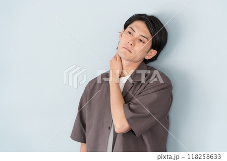 オーバーサイズシャツの男性モデル（目線・目力・視線・クール） 118258633