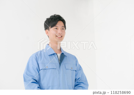 作業着を着た若い男性 作業着を着た若い男性 118258690