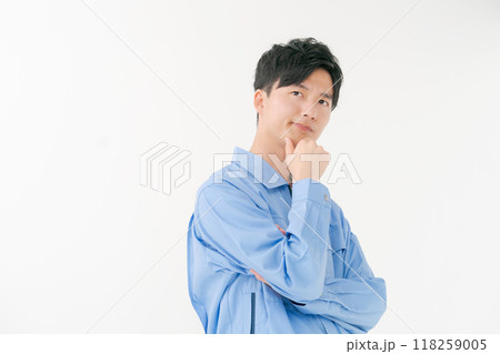 考える作業服の男性 118259005