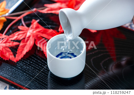 徳利でお猪口に酒を注ぐ 118259247