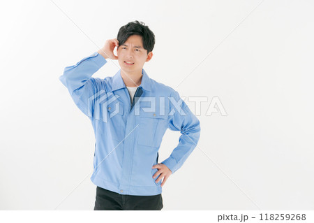 頭を抱える作業服の男性 頭を抱える作業服の男性 118259268