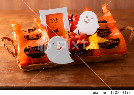 ハロウィン・お菓子をくれなきゃ、いたずらするぞ 118259358