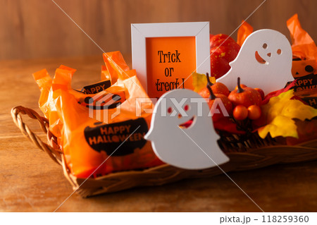 ハロウィン・お菓子をくれなきゃ、いたずらするぞ ハロウィン・お菓子をくれなきゃ、いたずらするぞ 118259360