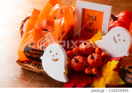 ハロウィン・お菓子をくれなきゃ、いたずらするぞ 118259365