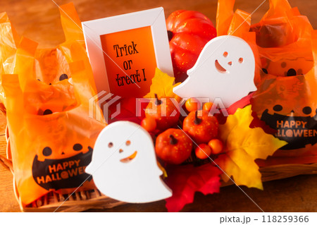 ハロウィン・お菓子をくれなきゃ、いたずらするぞ ハロウィン・お菓子をくれなきゃ、いたずらするぞ 118259366