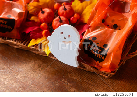 ハロウィン・お菓子をくれなきゃ、いたずらするぞ ハロウィン・お菓子をくれなきゃ、いたずらするぞ 118259371