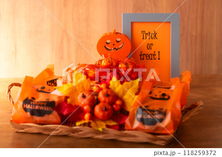ハロウィン・お菓子をくれなきゃ、いたずらするぞ 118259372