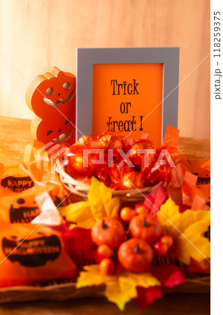 ハロウィン・お菓子をくれなきゃ、いたずらするぞ 118259375