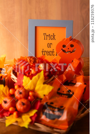 ハロウィン・お菓子をくれなきゃ、いたずらするぞ ハロウィン・お菓子をくれなきゃ、いたずらするぞ 118259376