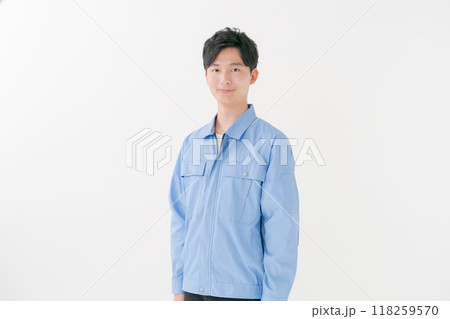 作業着を着た若い男性 118259570