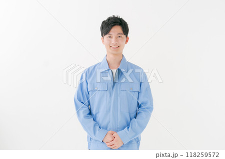 作業着を着た若い男性 118259572