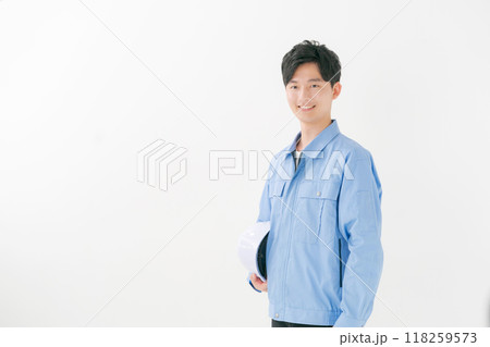 作業着を着た若い男性 作業着を着た若い男性 118259573