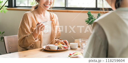 女友達・ママ友と美味しいランチを食べる女性（女子会） 118259604