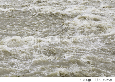 大雨で増水した川の濁流 多摩川 118259696