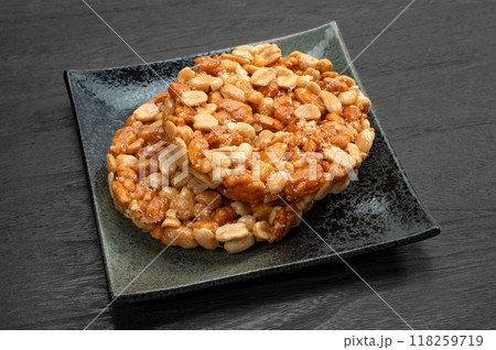硬い和菓子の煎餅、ピーナッツ太鼓 118259719