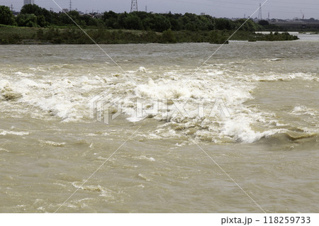 大雨で増水した川の濁流 多摩川 大雨で増水した川の濁流 多摩川 118259733