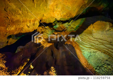 神秘的な鍾乳洞の内部 神秘的な鍾乳洞の内部 118259758