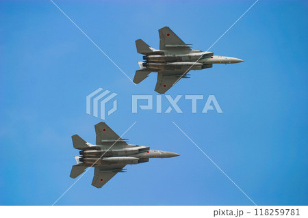 編隊飛行する航空自衛隊の戦闘機F-15 118259781