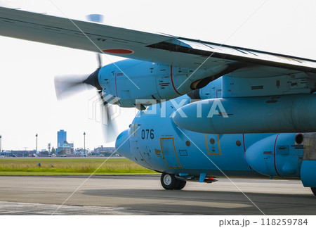 移動していく航空自衛隊輸送機 C-130H 118259784
