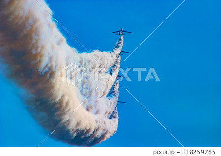 飛行展示を行う航空自衛隊のブルーインパルス 118259785