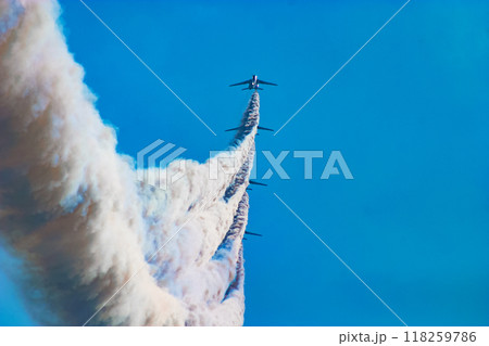 飛行展示を行う航空自衛隊のブルーインパルス 飛行展示を行う航空自衛隊のブルーインパルス 118259786