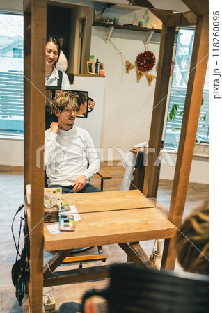 beauty parlor 118260096