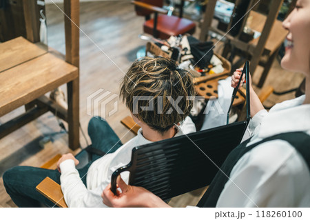 beauty parlor 118260100