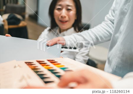 beauty parlor 118260134