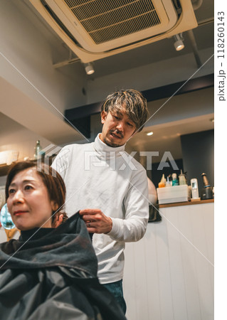 beauty parlor 118260143