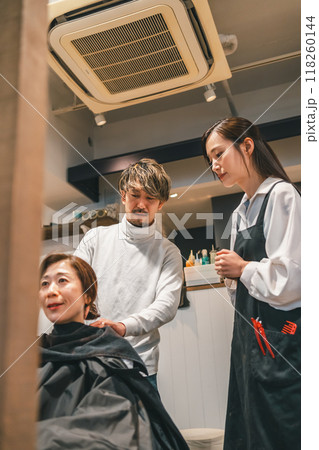 beauty parlor 118260144