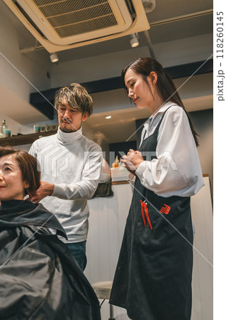 beauty parlor 118260145
