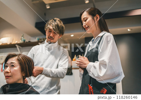 beauty parlor 118260146