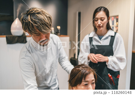 beauty parlor 118260148