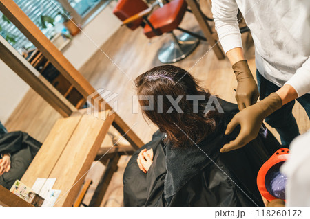 beauty parlor 118260172