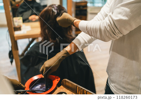 beauty parlor 118260173