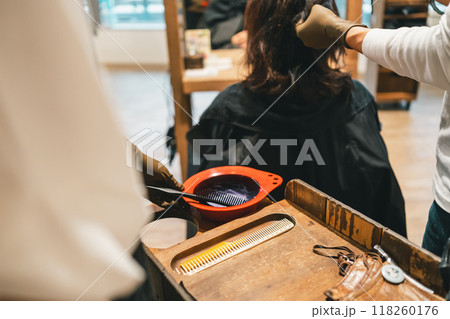 beauty parlor 118260176