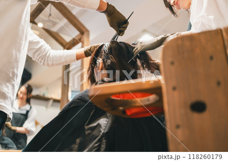 beauty parlor 118260179