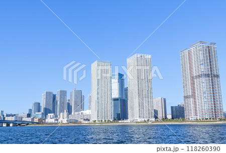 東京都中央区晴海　快晴の晴海の超高層マンション群（タワーマンション）と周辺の街並み 118260390