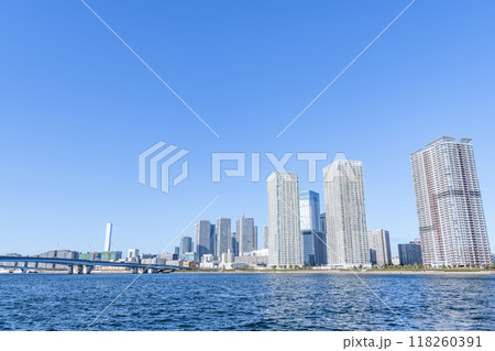 東京都中央区晴海 快晴の晴海の超高層マンション群(タワーマンション)と周辺の街並み 東京都中央区晴海 快晴の晴海の超高層マンション群(タワーマンション)と周辺の街並み 118260391