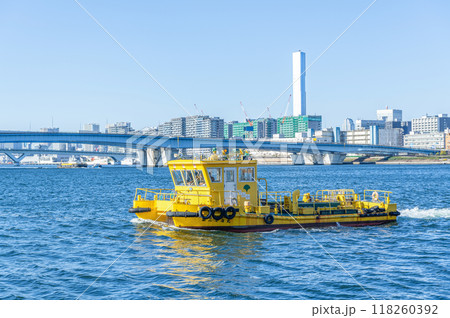 東京湾を清掃する清掃船と東京の街並み 118260392