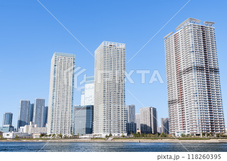 東京都中央区晴海　快晴の晴海の超高層マンション群（タワーマンション） 118260395