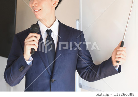 プレゼンするスーツを着た男性セミナー講師 118260399