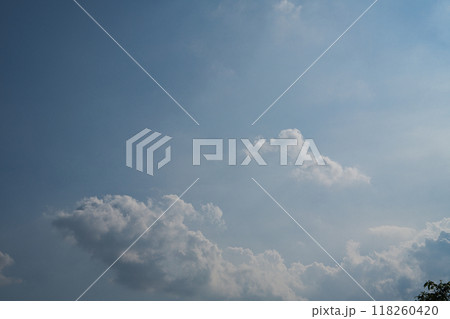 穏やかな青空と流れる雲 穏やかな青空と流れる雲 118260420