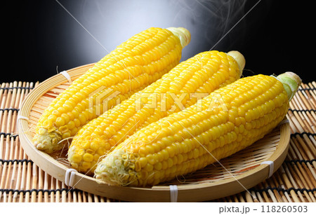 茹でたてのトウモロコシ ( 黒背景 ) 茹でたてのトウモロコシ ( 黒背景 ) 118260503