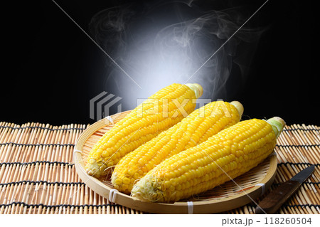 茹でたてのトウモロコシ ( 黒背景 ) 茹でたてのトウモロコシ ( 黒背景 ) 118260504