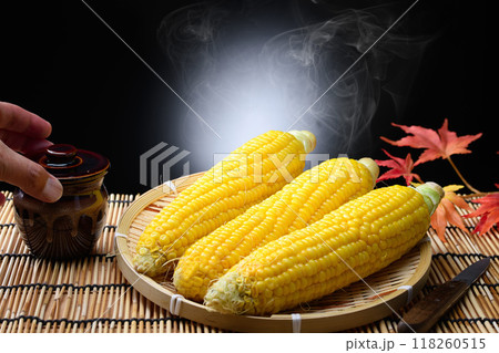茹でたてのトウモロコシ　（ 黒背景 ） 118260515
